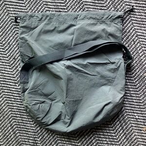 NWOT Uniqlo Drawstring Messenger Shoulder Bag - Lightweight Water Resistant